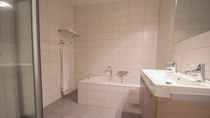 Bathroom - This beautiful apartment is ideal for a stay with friends or with the whole family. The space of this apartment gives you and your company enough freedom for a pleasant stay. (Midsland)