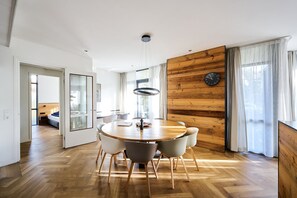 Unclassified image, 4 of 22, button - No shortage of luxury in this exclusive and very spacious apartment. There are five bedrooms, each with its own shower. Enjoy the tranquility and space... (Midsland)