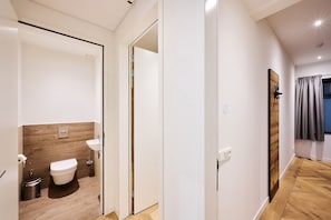 Unclassified image, 5 of 22, button - No shortage of luxury in this exclusive and very spacious apartment. There are five bedrooms, each with its own shower. Enjoy the tranquility and space... (Midsland)