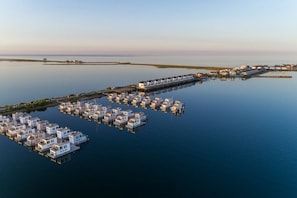 Une propriété située au bord de l’eau, avec des maisons flottantes reliées par une jetée.