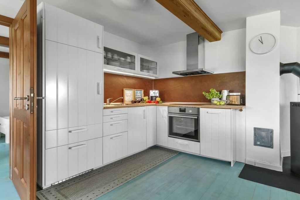 Coffee/tea maker, fridge, oven, stovetop