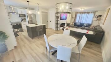 House, 3 Bedrooms, Balcony | Dining room