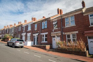 Exterior - Modern 2-Bed Flat in Gateshead | Near Newcastle (Gateshead)