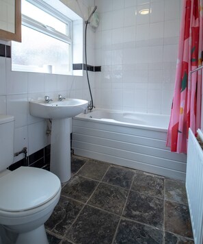 Bathroom - Modern 2-Bed Flat in Gateshead | Near Newcastle (Gateshead)