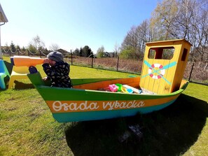A colorful play boat with the name 'Osada Vybacka' on its side. - Osada Rybacka - Seaside Cottage, Sauna included (Powiat wejherowski)