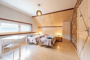 A room with two beds, a desk, and a window. - Osada Rybacka - Forest Cottage, Sauna included (Powiat wejherowski)