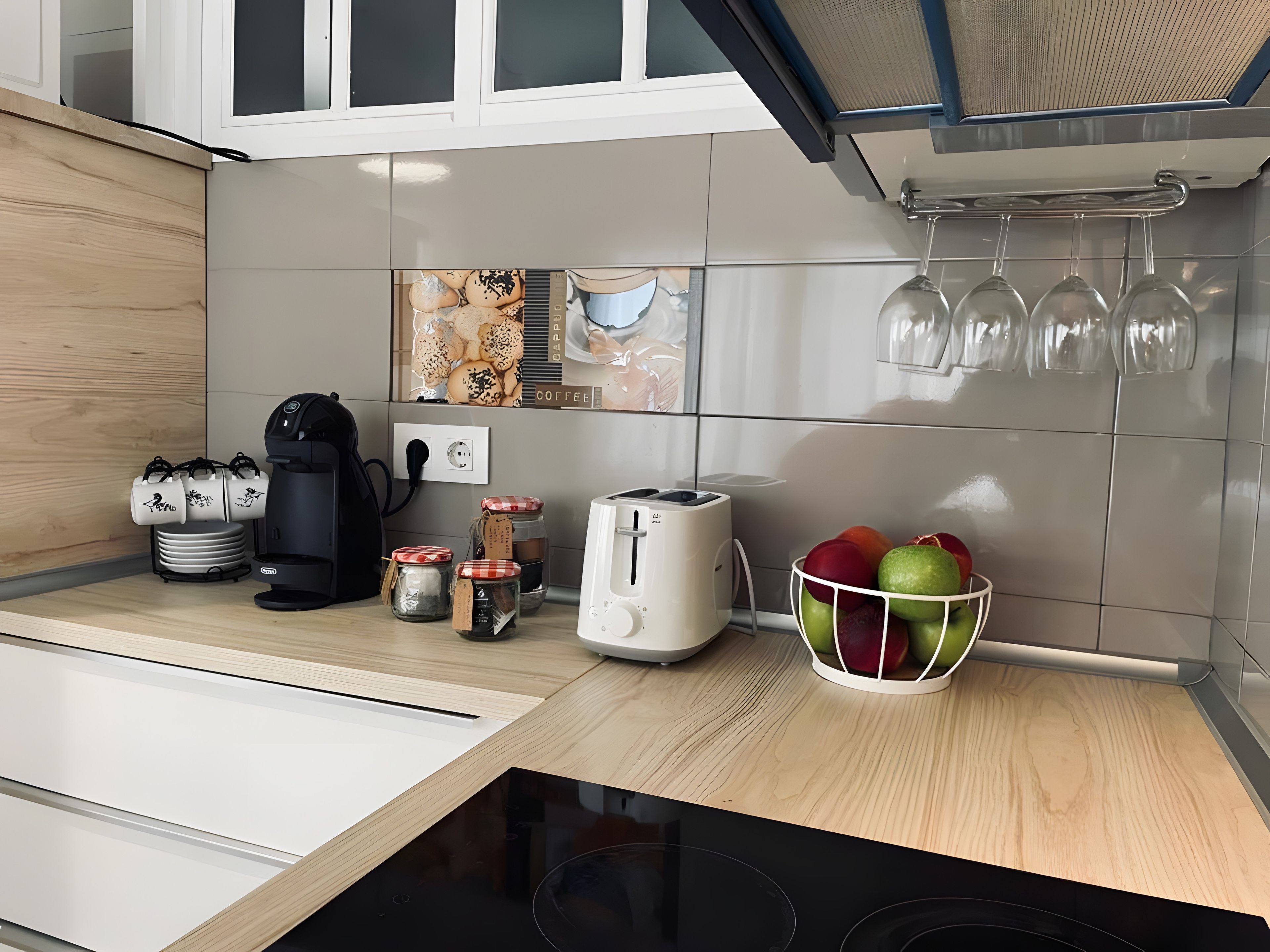 Coffee/tea maker, fridge, microwave, stovetop
