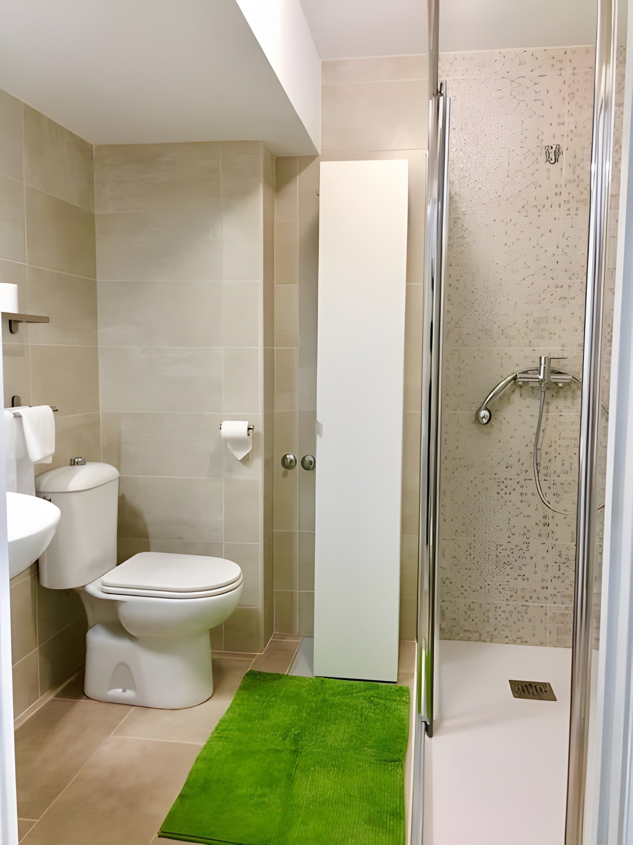 Un baño con inodoro, lavamanos y ducha.