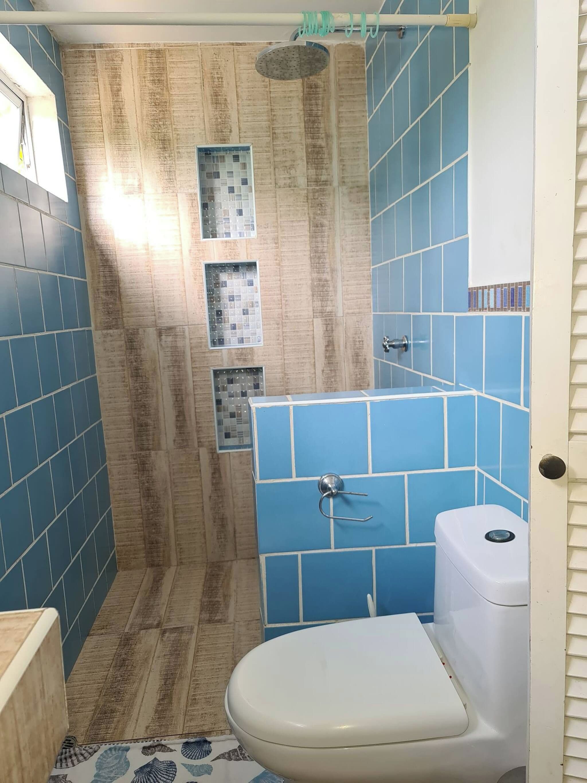 Ein Badezimmer mit Toilette, Dusche und Waschbecken.