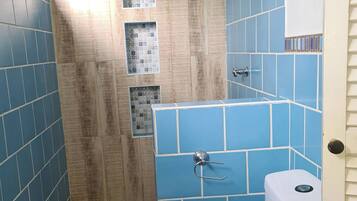 Ein Badezimmer mit Toilette, Dusche und Waschbecken.