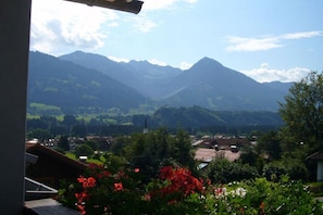 A mountain landscape with a village in the valley. - Holiday apartment with 1 bedroom (Fischen)