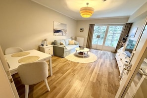 Ein modernes Wohnzimmer mit einer Couch, einem Couchtisch und einem Essbereich.