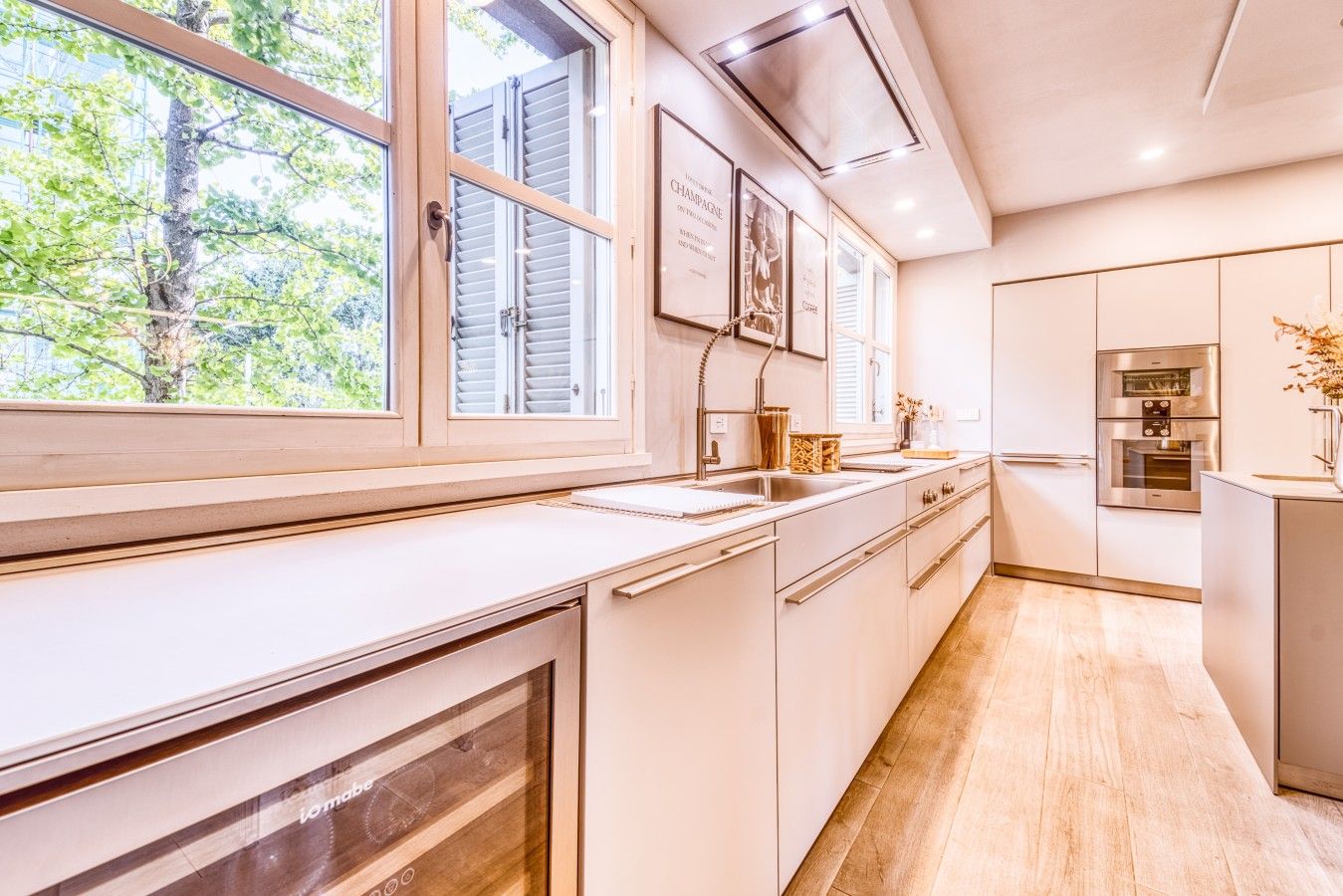 Cocina moderna con un amplio ventanal, horno empotrado y vistas al exterior.