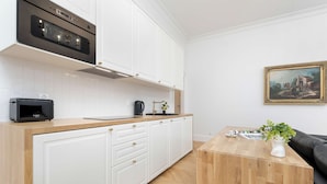 Eine moderne Küche mit weißen Schränken, einem Bosch-Toaster und einer Kaffeemaschine.