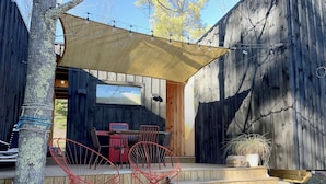 A wooden deck with outdoor furniture, a table, and chairs. - Moritz - Modern Cabin - Stunning Hunter Mountain View (Hunter)