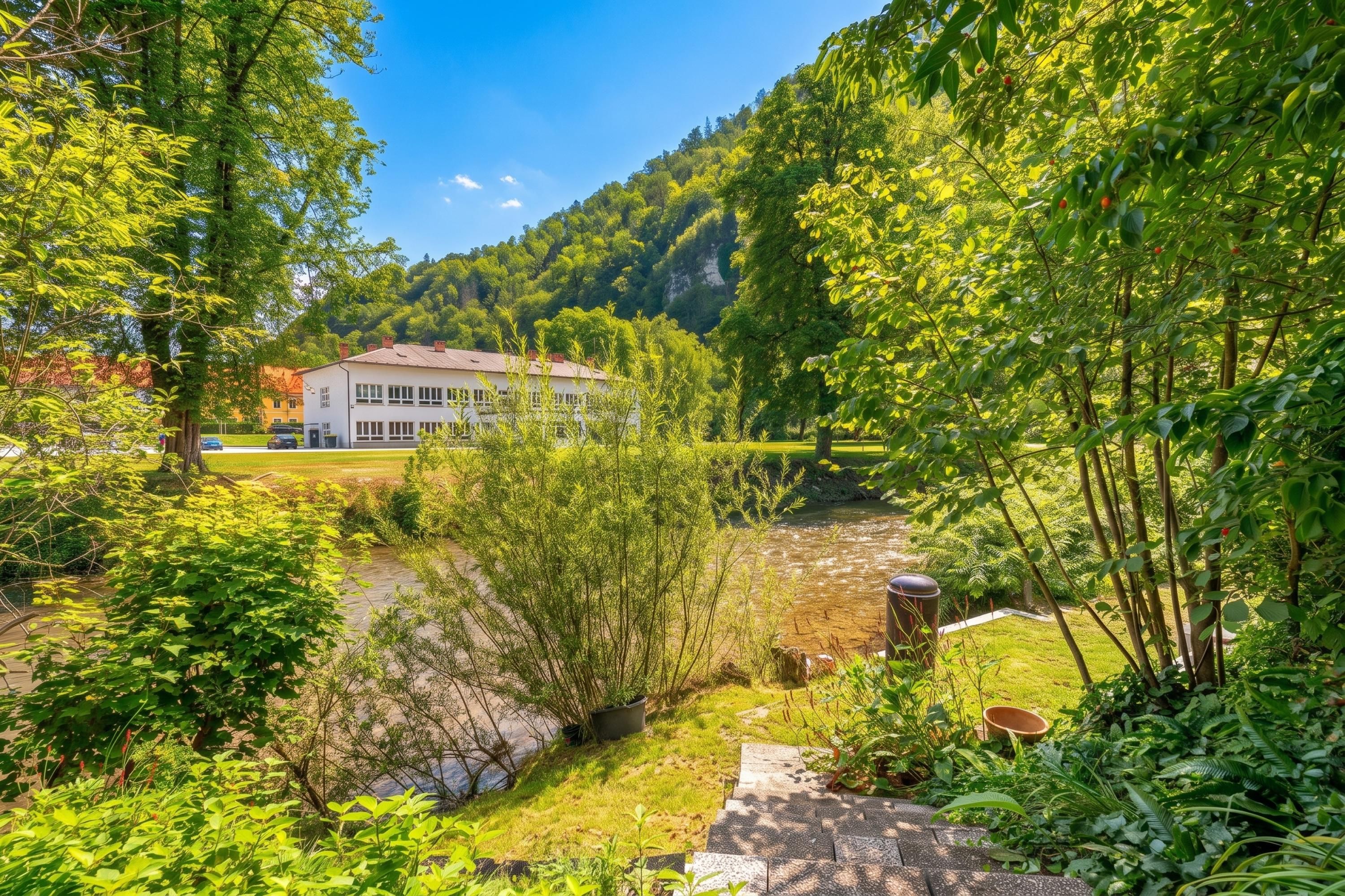 Una casa con jardín y río.