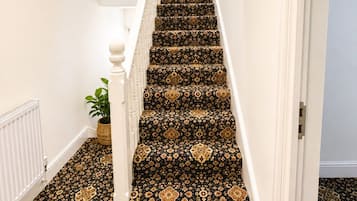 Una escalera con intrincados diseños de alfombra que conduce a una plataforma.