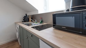 A compact kitchen with a built-in microwave, a sink, and a washing machine. - #IS | L'Amiral 42 💟 - Grenoble (Grenoble)