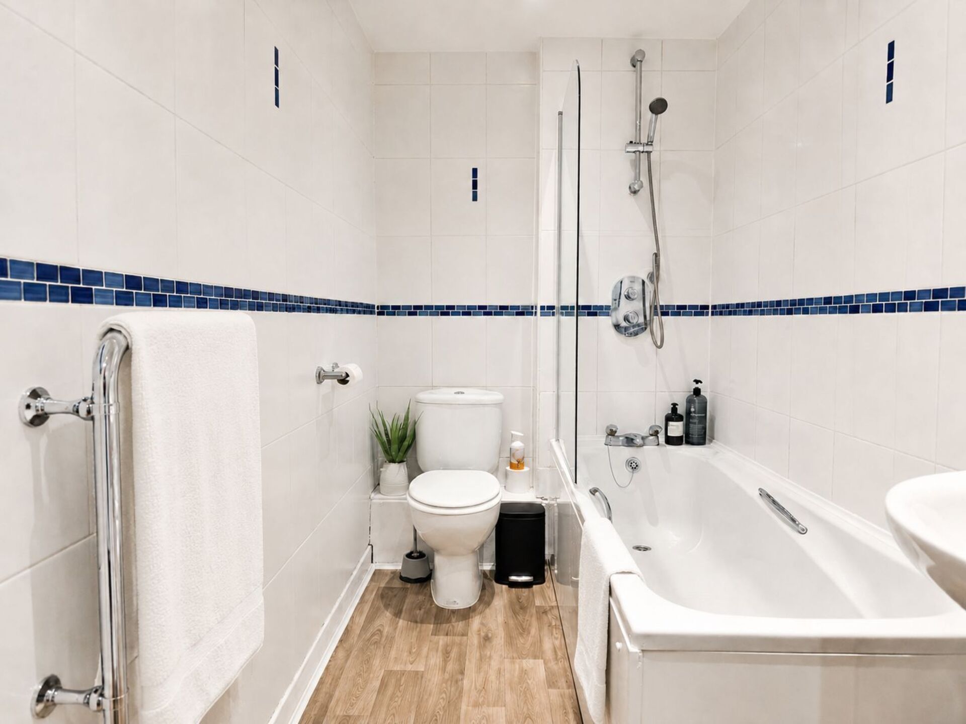 Un bagno moderno con doccia, WC e vasca da bagno.