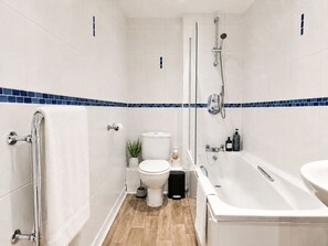 A modern bathroom with a shower, toilet, and bathtub. - Fantastic 1BDR Studio in the Heart of City Centre (Liverpool)