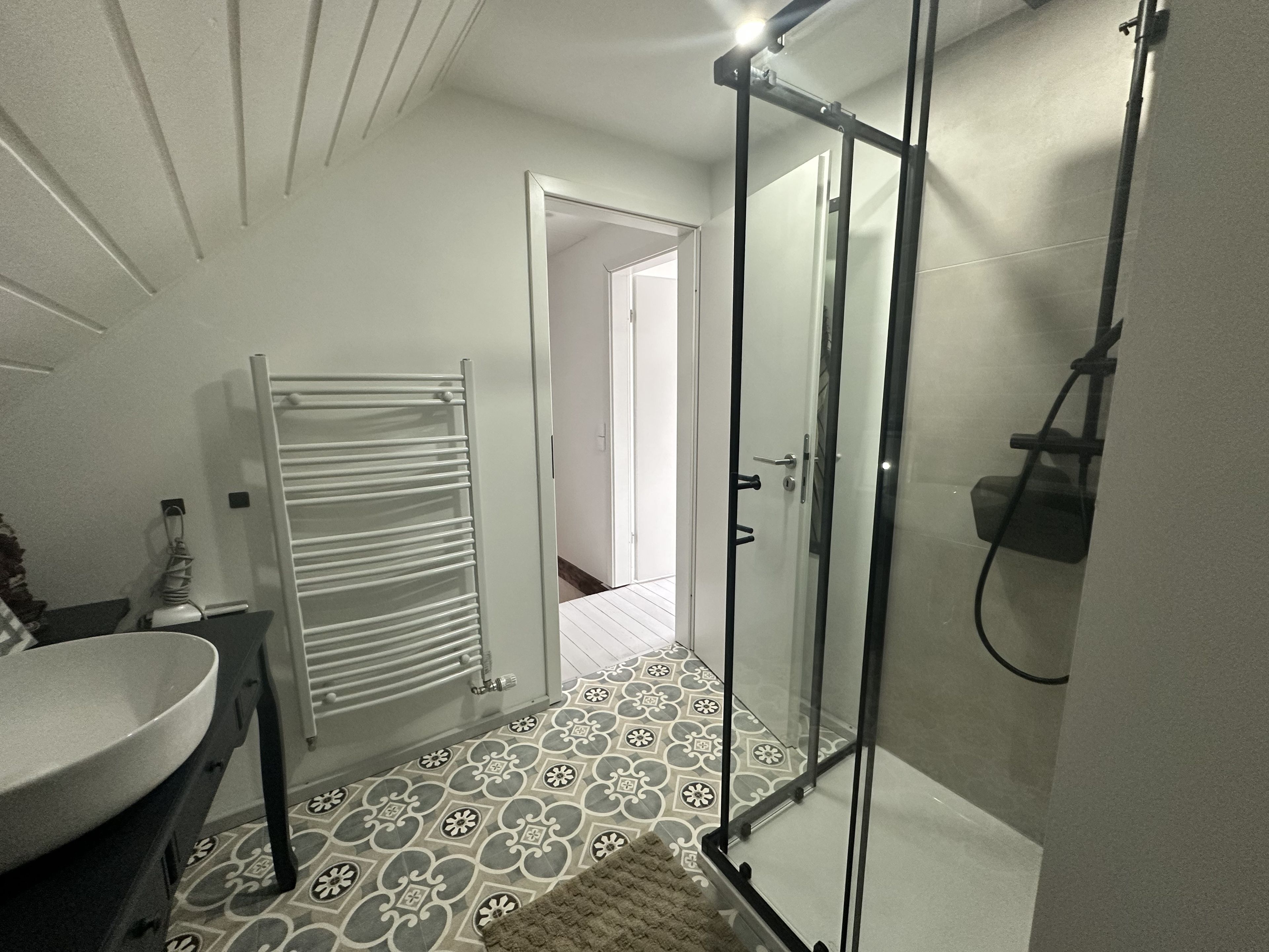 Ein Badezimmer mit Dusche, Toilette und Waschbecken.