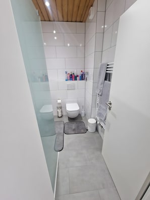 Bathroom - Bright, Modern 3-Room Apartment Near Munich Airport, S-Bahn, 30 Min to City Center (Neufahrn bei Freising)