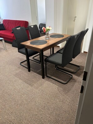 Dining - Bright, Modern 3-Room Apartment Near Munich Airport, S-Bahn, 30 Min to City Center (Neufahrn bei Freising)