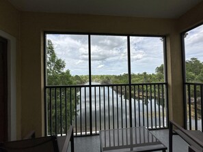 Ein Balkon mit Blick auf einen Fluss und ein Waldgebiet.