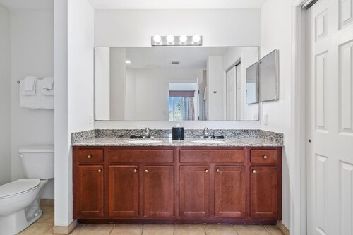 4403 Spacious 2/2 Resort Condo Near Disney