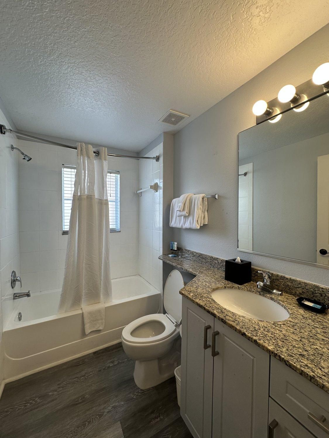 Une salle de bain avec une baignoire, des toilettes et un lavabo.