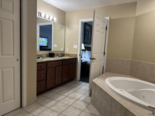 4101 Spacious 3/2 Resort Condo Near Disney