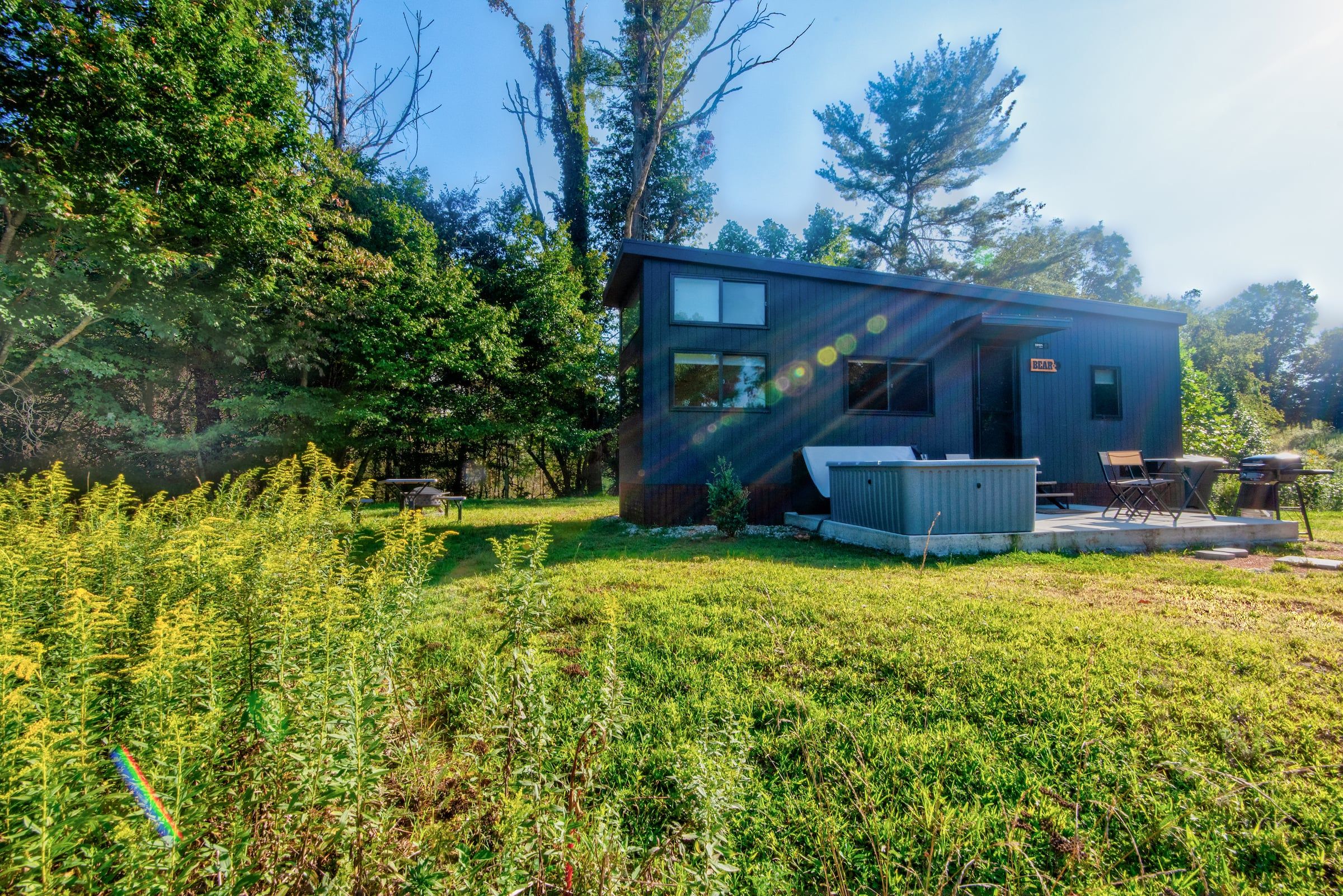 Une maison moderne de plain-pied, dotée d’une petite terrasse et d’un espace barbecue.