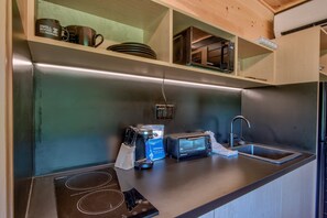 Une cuisine moderne équipée d’une cuisinière intégrée, d’un grille-pain et d’un évier.