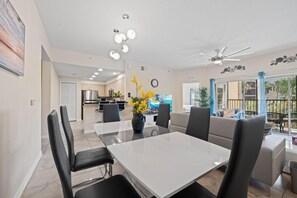 Una cocina moderna con comedor, una sala de estar con sofá y un balcón con vistas.