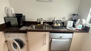 Private kitchen - Entire 2BR Ground Floor – 30 Sec Walk to Marina, 2 Min to Beach, Affordable Stay (Swansea)