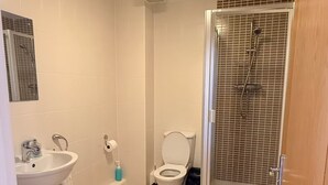 Bathroom - Entire 2BR Ground Floor – 30 Sec Walk to Marina, 2 Min to Beach, Affordable Stay (Swansea)