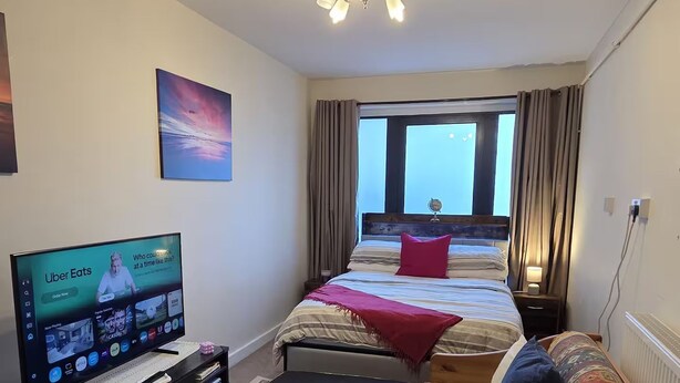 Room - Entire 2BR Ground Floor – 30 Sec Walk to Marina, 2 Min to Beach, Affordable Stay (Swansea)