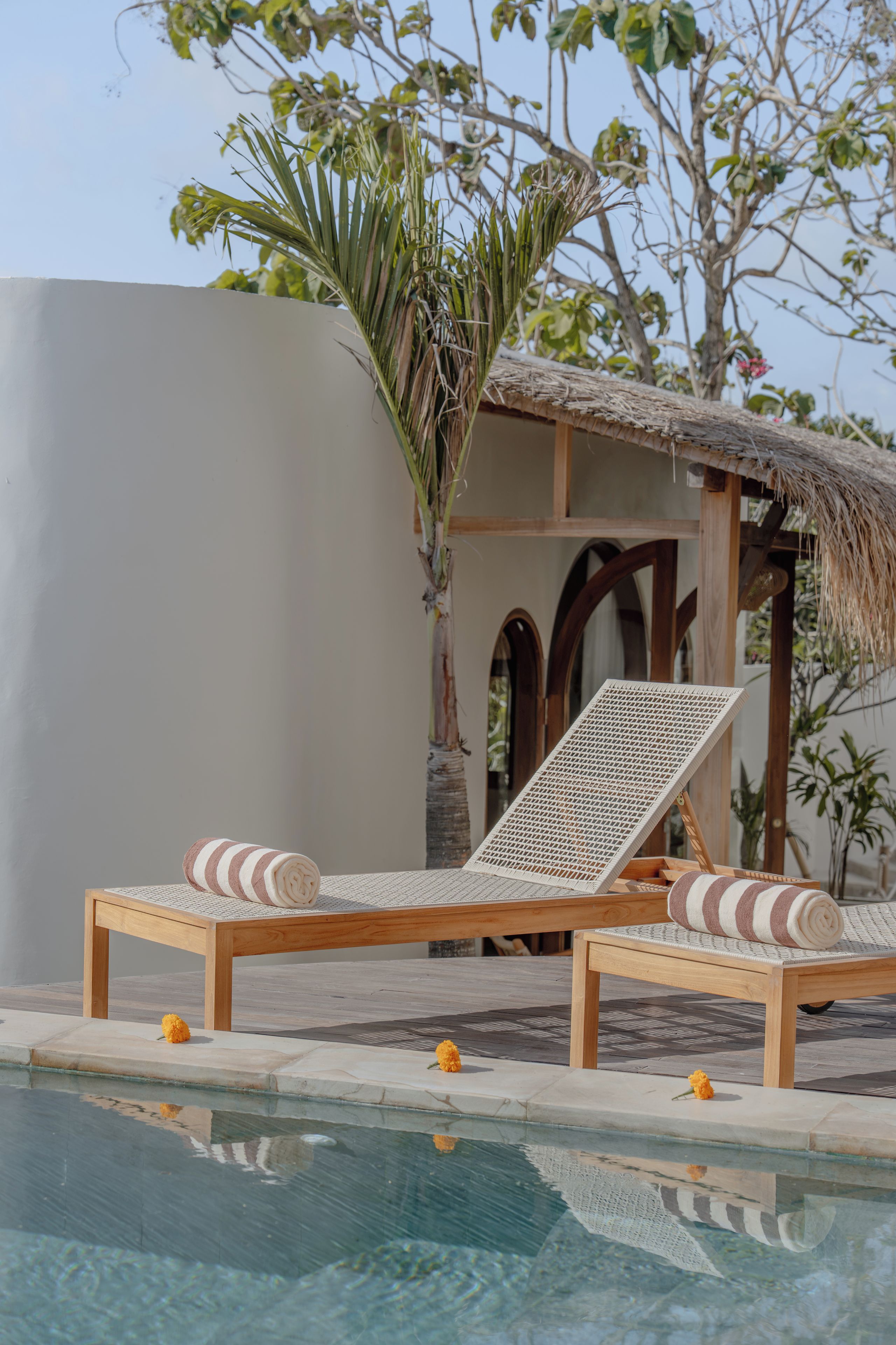 2 outdoor pools, free cabanas, pool umbrellas