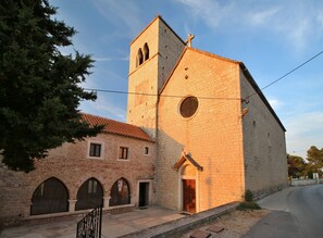 Eine Kirche mit Glockenturm und Ziegelbau.