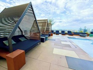 A rooftop lounge area with seating and a pool. - Luxury 1BR Natiivo Condo with Lake View and Rooftop Heated Pool near Rainey St (Austin)