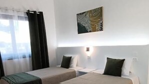 Quartos à prova de som, ferros/tábuas de passar roupa, Wi-Fi de cortesia