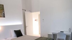 Quartos à prova de som, ferros/tábuas de passar roupa, Wi-Fi de cortesia