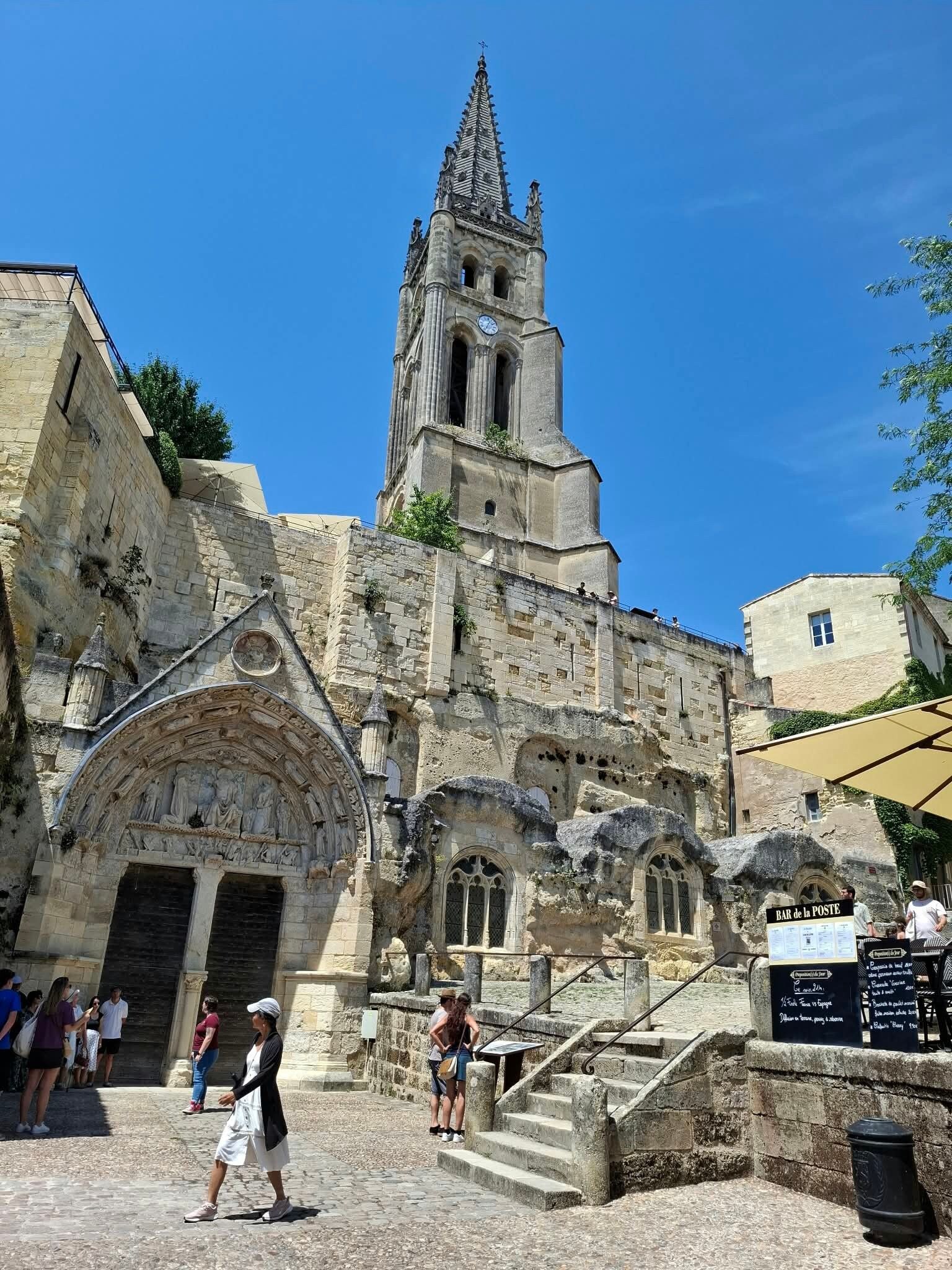 Une église historique dotée d’un imposant clocher, d’une façade en pierre et d’un escalier menant à l’entrée.