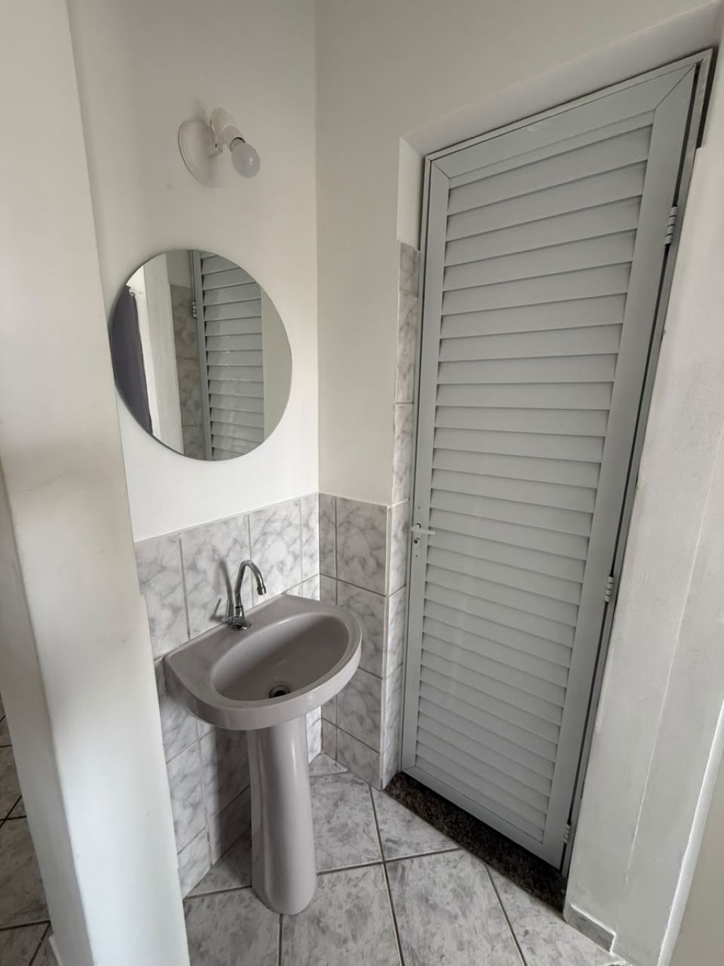 Chuveiro, toalhas de banho, papel higiênico 