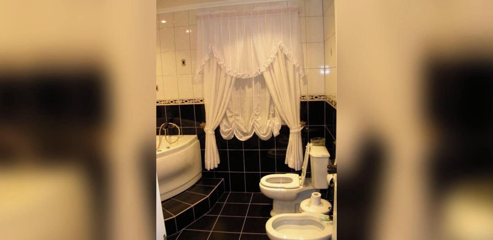 Ein Badezimmer mit einer Badewanne, Toilette und einer Duschkabine.