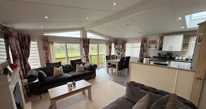 Cabin Sleeps 4 With Parking and Balcony
