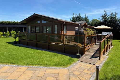 Cabin Sleeps 4 With Parking and Balcony