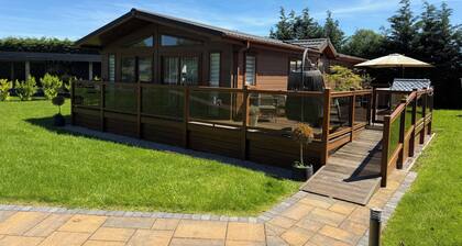 Cabin Sleeps 4 With Parking and Balcony