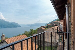 A balcony with a view of a lake and mountains. - Casa Rustica (San Siro)
