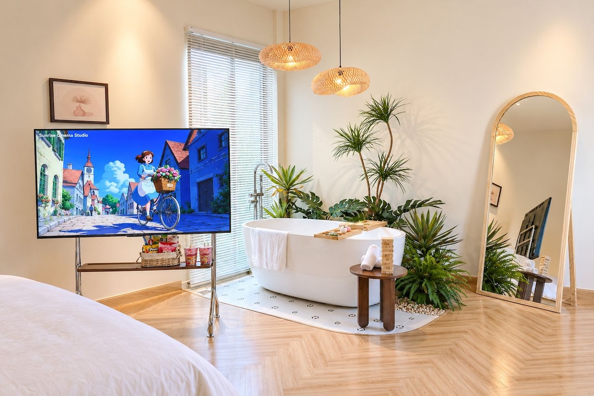 Een moderne slaapkamer met een televisie, een badkuip en een spiegel.
